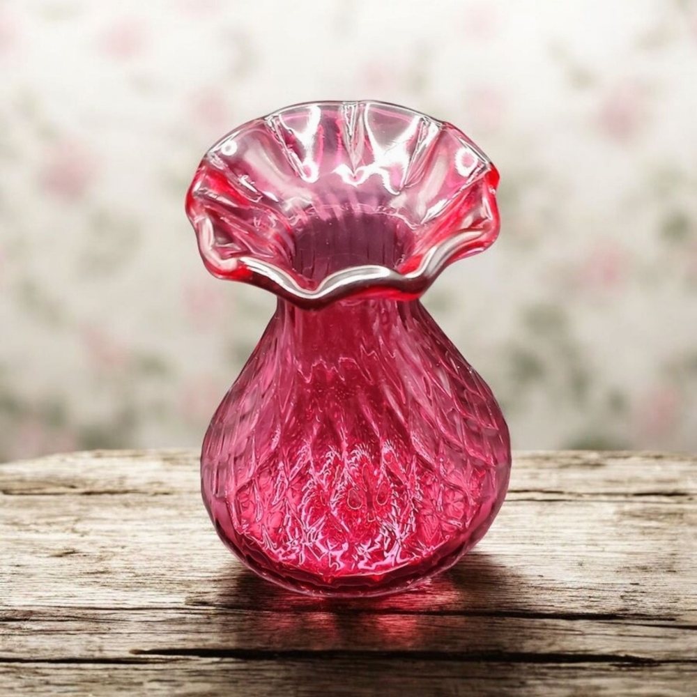 ❤️Elegant Rossi Cranberry Glass Vase. Made in Canada❤️